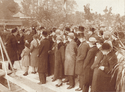 99386 Afbeelding van burgemeester dr. J.P. Fockema Andreae tijdens zijn toespraak bij het leggen van de eerste steen ...